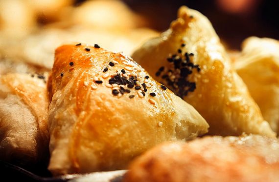 Frozen Breads & Pastries - Sixteen frozen bread and pastry items covering baguettes, ciabatta, bagels, focaccia, panini, and filled pastries, with 90 to 120 day shelf lives at -18°C.