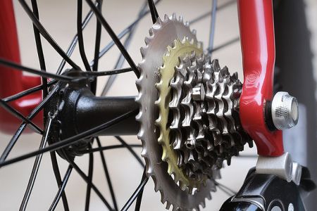 Bình xịt bôi trơn có thể sử dụng trên xích xe đạp.