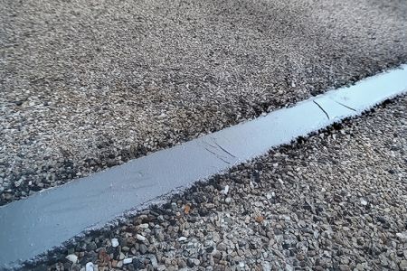 Làm phẳng sàn bằng keo polyurethane.