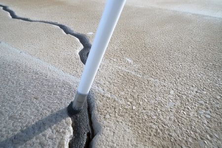 균열에 논샐리 콘크리트 실란트 적용.