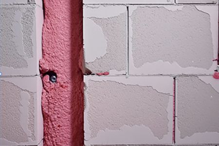 Beton duvara yangın bariyeri köpüğü uygulaması.