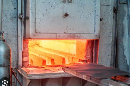 Các vết nứt và khe hở bên ngoài có thể được lấp đầy bằng keo silicone chịu nhiệt độ cao.