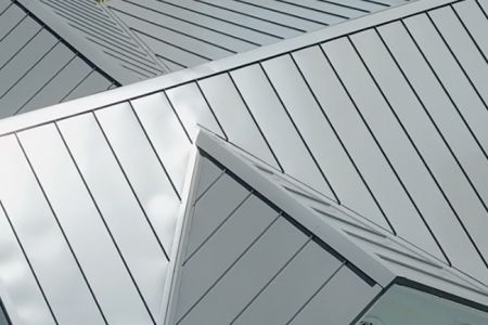 Lắp ráp các tấm mái kim loại bằng keo silicone.