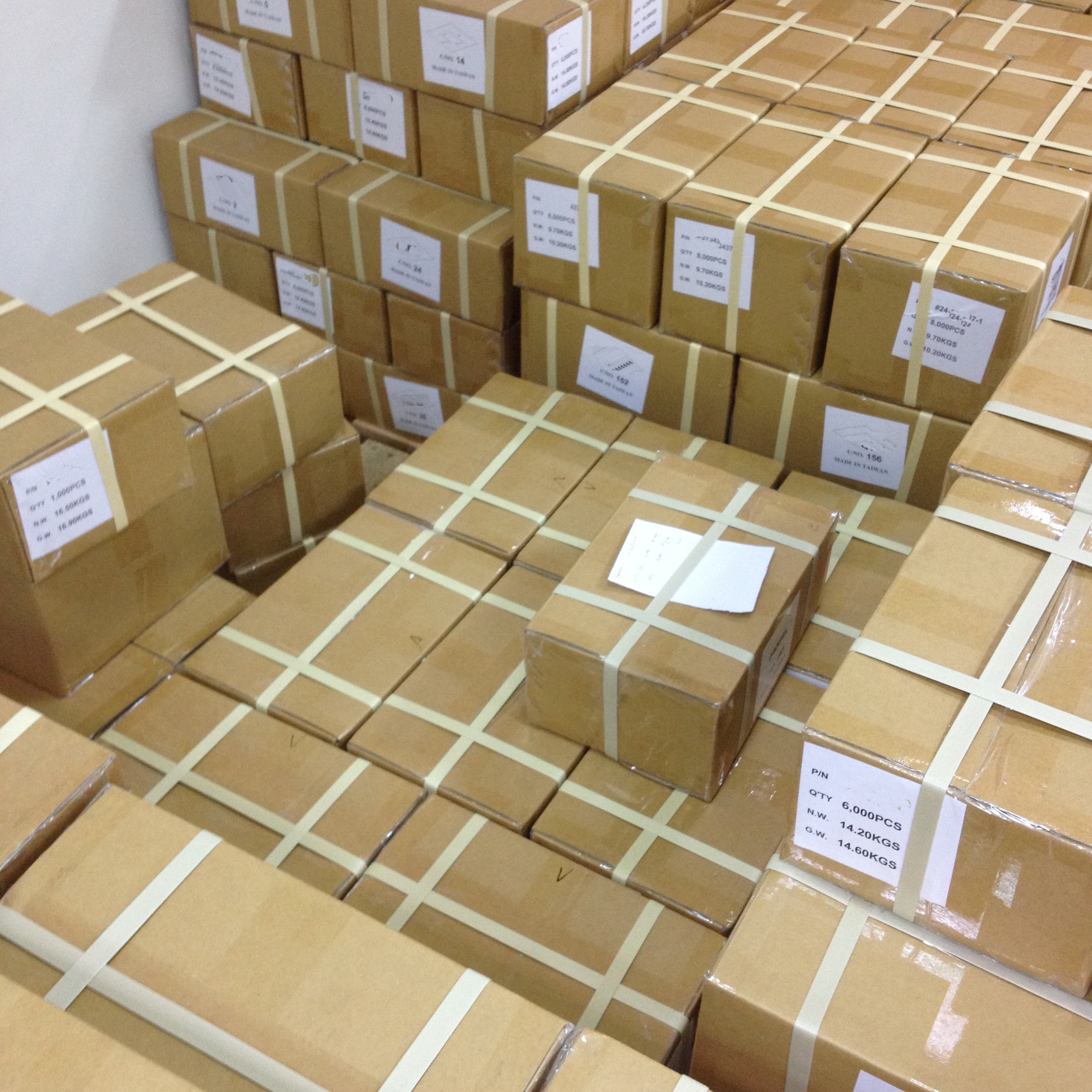 我們的紙箱尺寸為31 X 21 X 13CM，可依顧客要求訂製。