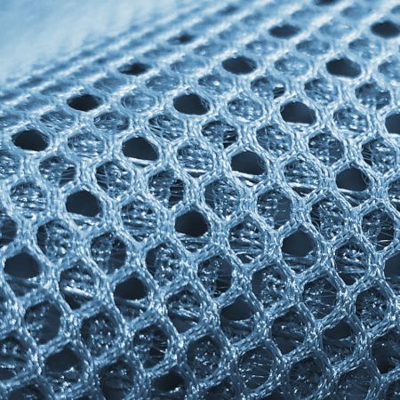 Rete spaziatrice sottile lavorata a maglia riciclata, 100% rePoliestere, spessore 1.0mm, leggera