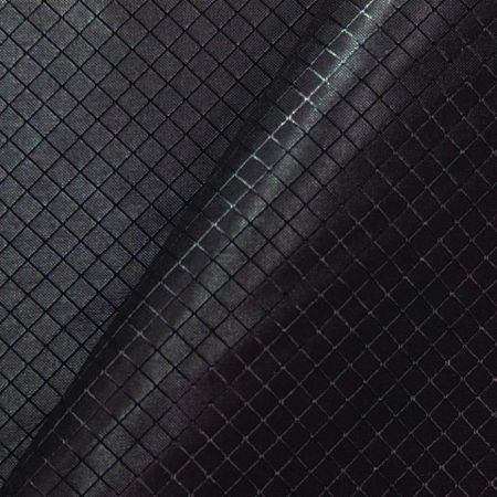 HL25IN1403SS-4_Diseñado para la élite: Capas ultraligeras 10-40D que reducen el peso de la mochila sin comprometer la durabilidad alpina