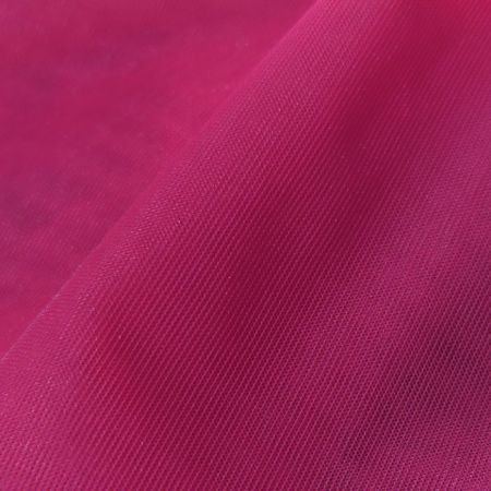 Hochdichtes Warp-Strick-Elastiknetz – superleicht, langlebig, elastisch und atmungsaktiv, um die Wärmebelastungen abzuleiten.