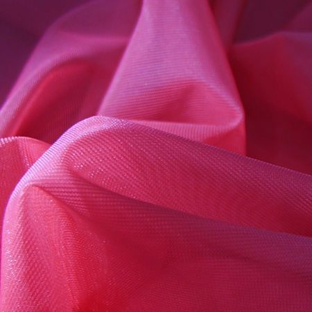 Hochdichtes Warp-Strick-Elastiknetz – superleicht, langlebig, elastisch und atmungsaktiv, um die Wärmebelastungen abzuleiten.