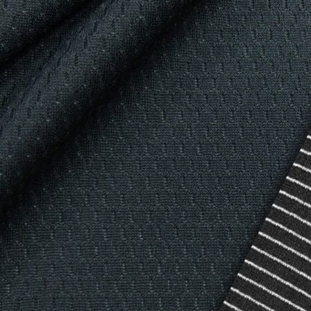 NL15GD3316T2 由专利速感消臭品牌be*quem 产品制成的柔软针织布,表面设计为蜂巢格组织,增加产品层次。