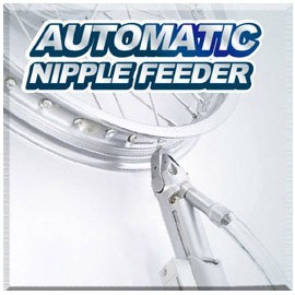 Macchina automatica per l'allacciatura delle ruote - Macchina automatica per l'allacciatura delle ruote / Alimentatore automatico per nipples