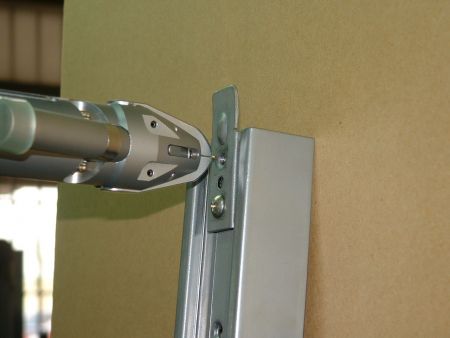 自动锁螺丝机应用-办公室屏风