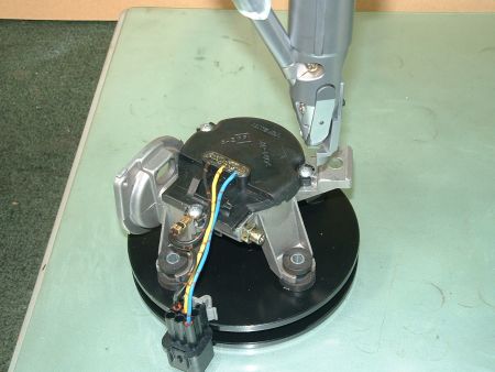 自动锁螺丝机应用-汽车内部电器元件