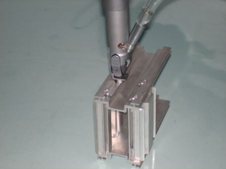 自动锁螺丝机应用-锁付铝挤型