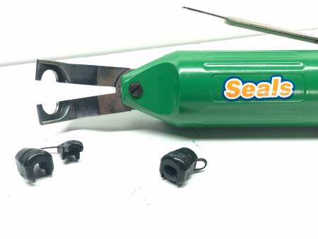 Lame de sertissage de douille de protection contre les contraintes avec pièces à travailler