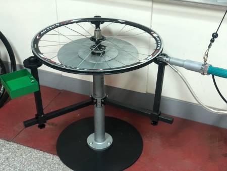 CM-T2 Wheel Building Stand with Screwdriver Set – Illustration