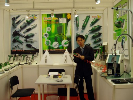 2004年、ドイツケルンハードウェアショーでSEALS政茂の全製品を展示