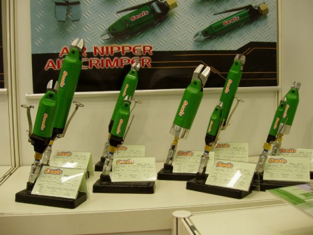 2004年、ドイツケルンハードウェアショーでSEALS政茂の自動ネジロック機、圧着ペンチ