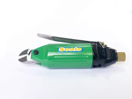 Elölnézet - Megjeleníti a SEALS YM-140 légies vágó teljes elülső megjelenését.