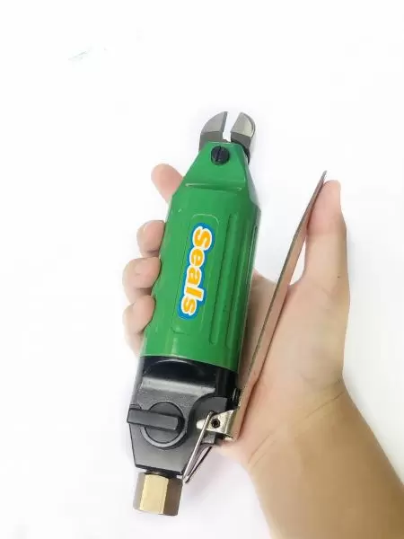 Kézi bemutató az YM-140 légvágóról