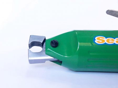 Közelkép a YM-140L pengéről, bemutatva a precíz megmunkálást és a kezelt acél részleteit.