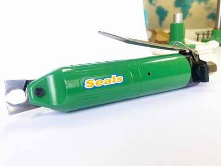 Féloldalas nézet a YM-140L-ről, bemutatva a fogantyút, a pengét és az általános arányokat.