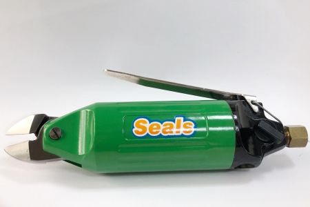 Elölnézet az YM-300 Légvágóról / Légterminál préselőről, bemutatva az általános megjelenést és a penge helyzetét