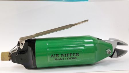 Modellszám és termékjelölés az YM-300 test oldalán