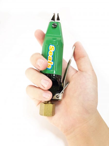 Handheld demonstration of YM-40 air nipper