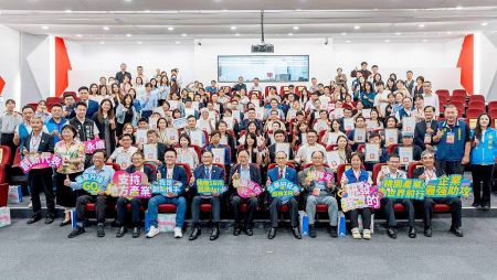 Mayor Chang took a group photo with all the award-winning companies.