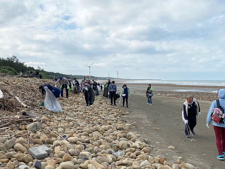 Neo Pack joined Taoyuan beach cleanup to celebrate its 30th anniversary.