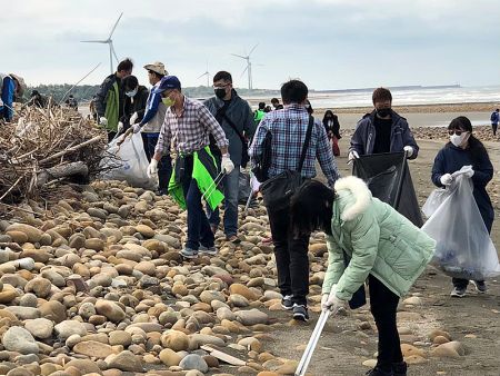 Volunteers collected litter along the Taoyuan coastline, promoting marine conservation awareness.