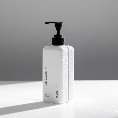 Bottiglia di sapone per lavaggio a mano da 400 ml sul lavandino del bancone