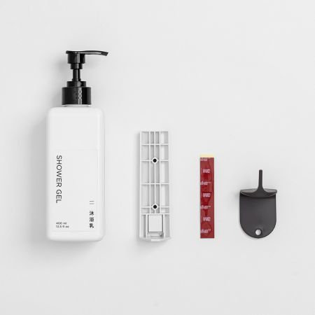 Bottiglie di distributore di sapone con nastro 3M fissato sul retro