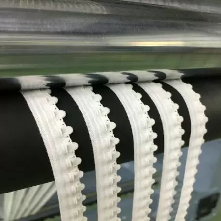 Dentelle sur dentelle et machine à crocheter à bande