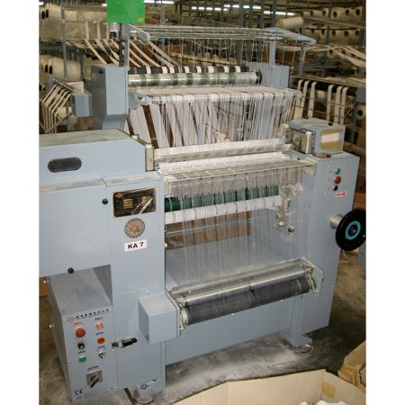 Machine avec rouleau d'alimentation de fil de warping en pleine production