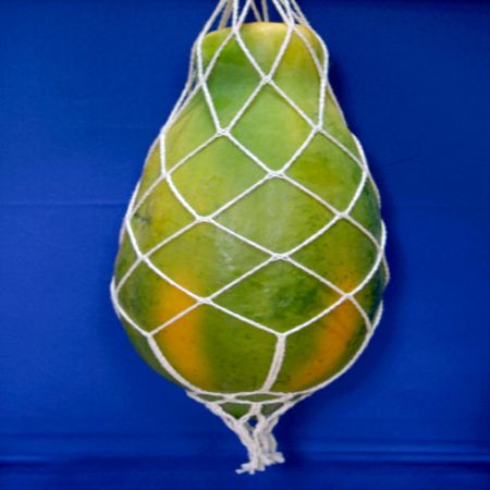 コンピュータ化されたネット編み機からのフルーツネット