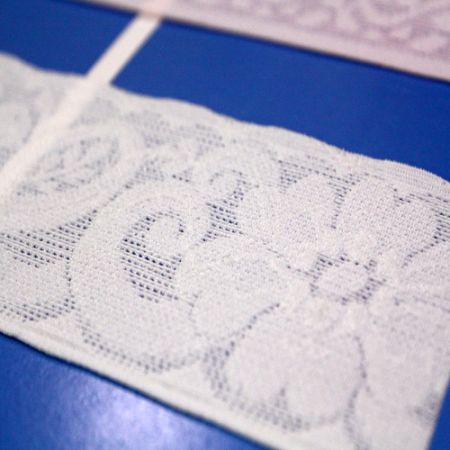 Dentelle produite par la machine à tricoter au crochet informatisée à barres multiples