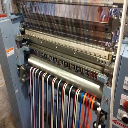 Sample on Rib Tape Double Needle Bed Warp Knitting Machine for Sportswear