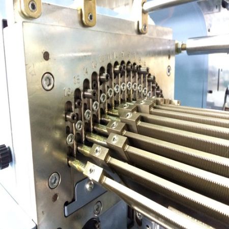A barra de fio de trama da máquina de crochê de renda eletrônica