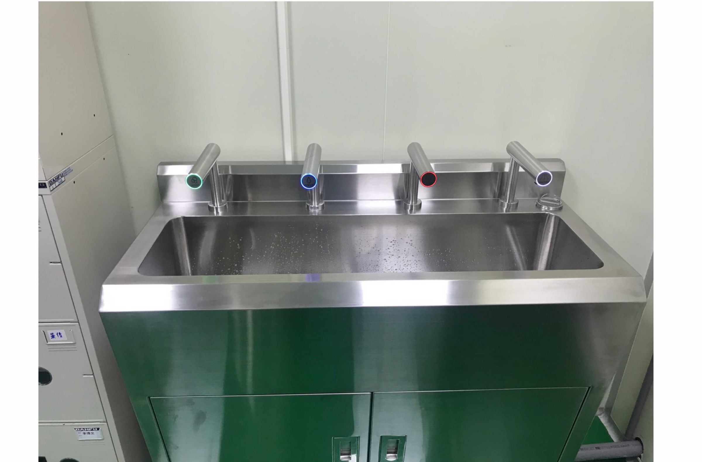 Estación de lavado de manos de acero inoxidable en una clínica veterinaria