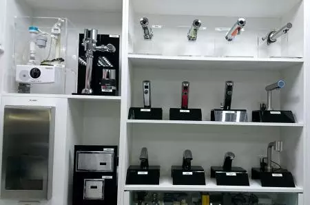 Sala de exposición de Hokwang - Grifo automático y válvula de descarga automática