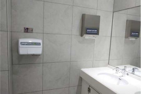 Алюминиевая квадратная автоматическая сушилка для рук имеет классическое белое покрытие