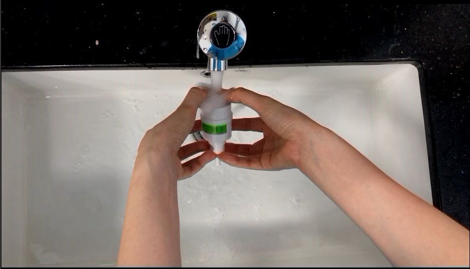 Verwenden Sie sauberes fließendes Wasser, um die restliche Seife auszuspülen.