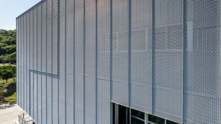 SKA 30-58 type Expanded metal mesh facades introduce natural light from multiple angles.