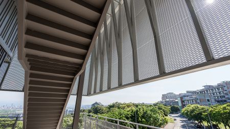 The result is an airy and elegant facade that perfectly embodies the core design concept of "ethereality. The metallic texture and sleek lines of the expanded metal emphasize the building's contemporary and futuristic aesthetic, creating a distinctive landscape against the backdrop of Guan-Du Mountain.