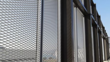 The benefits of metal expansion mesh include durability, corrosion resistance and adaptability to different climatic conditions, making it an ideal choice for fencing solutions.