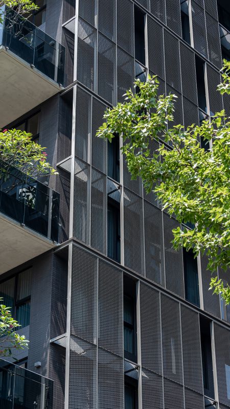 Located in Zhongshan District, the DoubleTree By Hilton uses SKA30-05 expanded metal panels to decorate the exterior of the building and cover the side windows. The deep gray color seamlessly blends into the building, presenting a minimalist style characterized by its simple yet harmonious orientation.