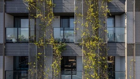 Located in downtown Singapore, this complex features a green facade composed of climbing plants and specialty SKA expanded metal. A green facade not only adds life to a building, but also offers energy-saving and noise-reducing qualities, allowing residents to enjoy the comforts of nature even in the midst of a busy city. Working closely with the architect, we developed several variations of SKA Type to fulfill his vision.