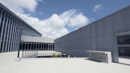 The Caoya Library branch has a bright and spacious layout. As you enter, your attention is immediately drawn to a wall perpendicular to the entrance where SK- Architect expanded metal is artfully combined with concrete.