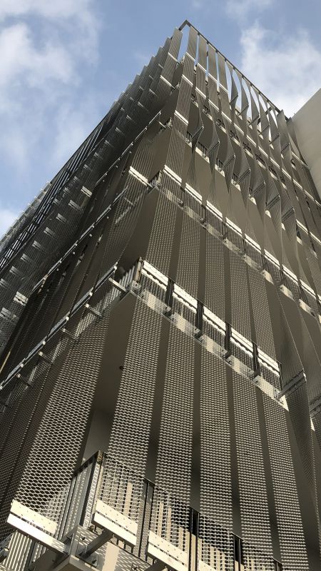 Further enhancing its green credentials, the expanded metal mesh helps mitigate the challenges of Kaohsiung's humid and hot climate. It efficiently blocks excessive sunlight and fosters better indoor air circulation, improving comfort and reducing energy needs.